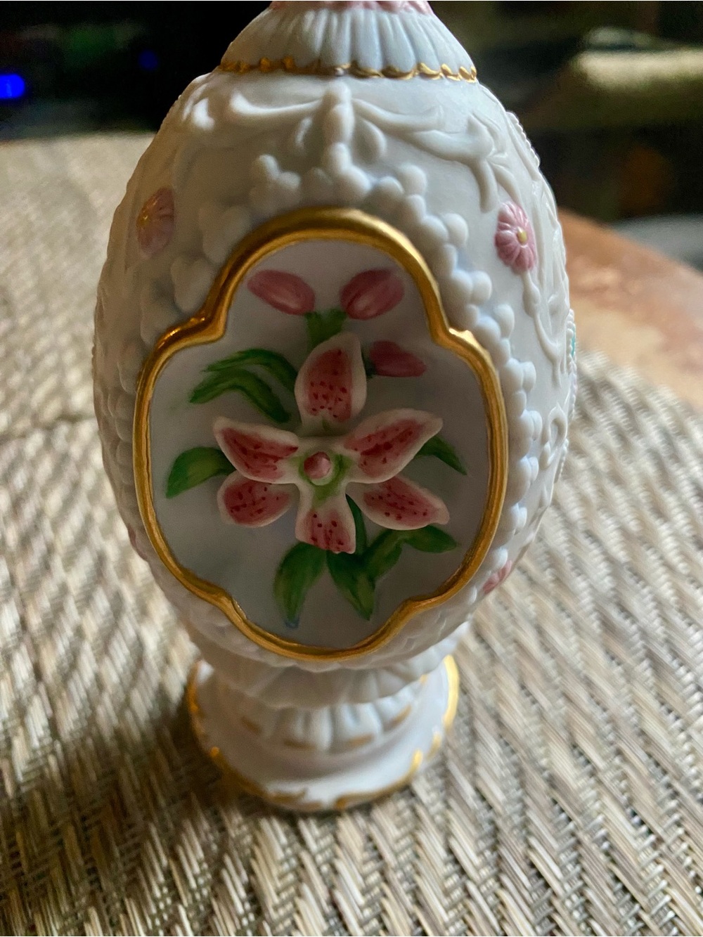 Lenox The Lily Blossom Porcelain Collector Egg with Stand First Edition